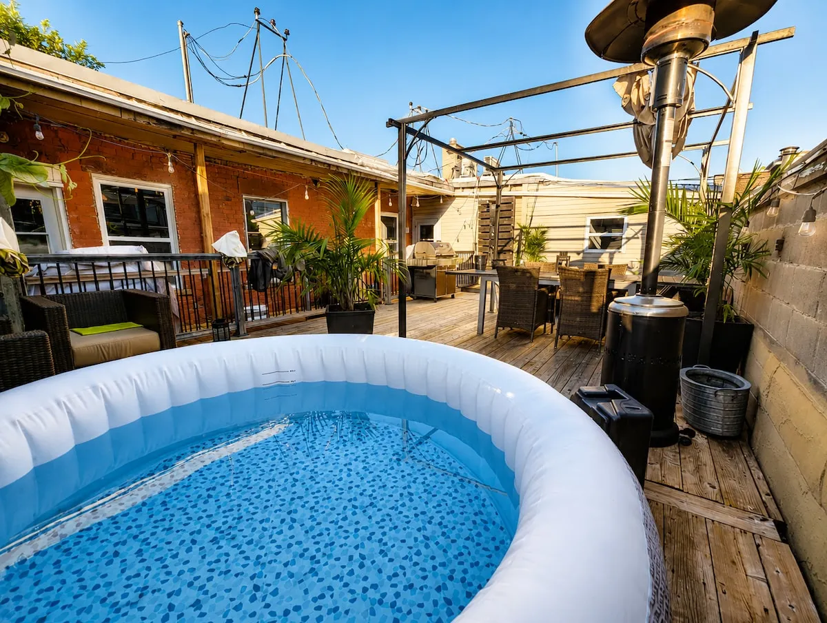 Une terrasse meublée de Signature Host à Montréal